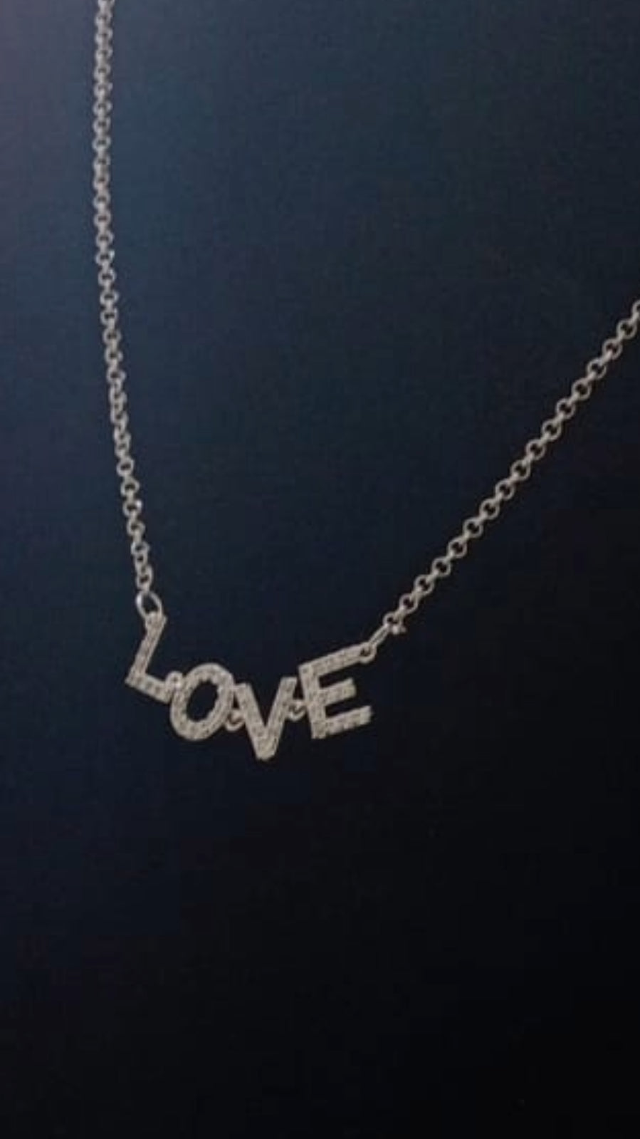 Collana in acciaio con pendente a scritta love in strass